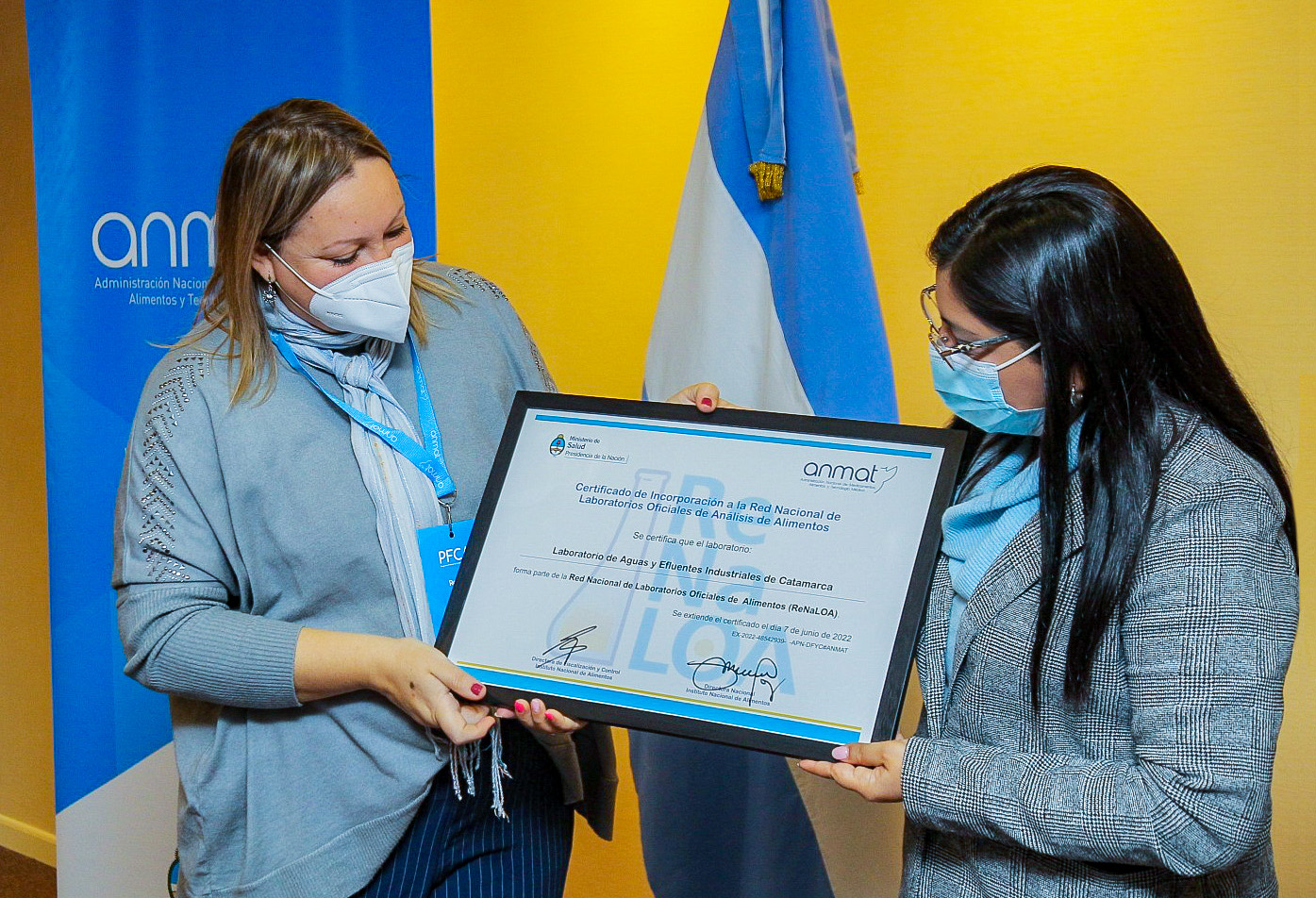 Dos integrantes del laboratorio de Catamarca reciben la placa de ReNaLOA