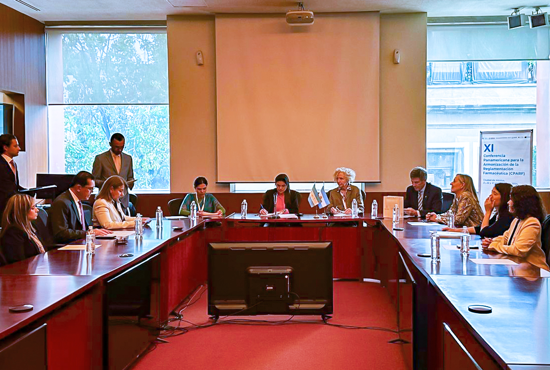 Firma del acuerdo de cooperación entre la ANMAT y ARSA