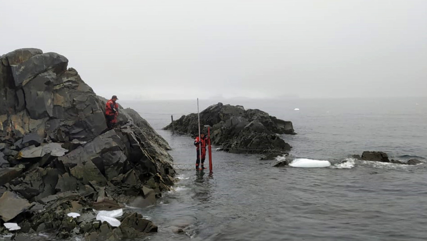 Instalación y nivelación de regla de mareas en Puerto Moro.