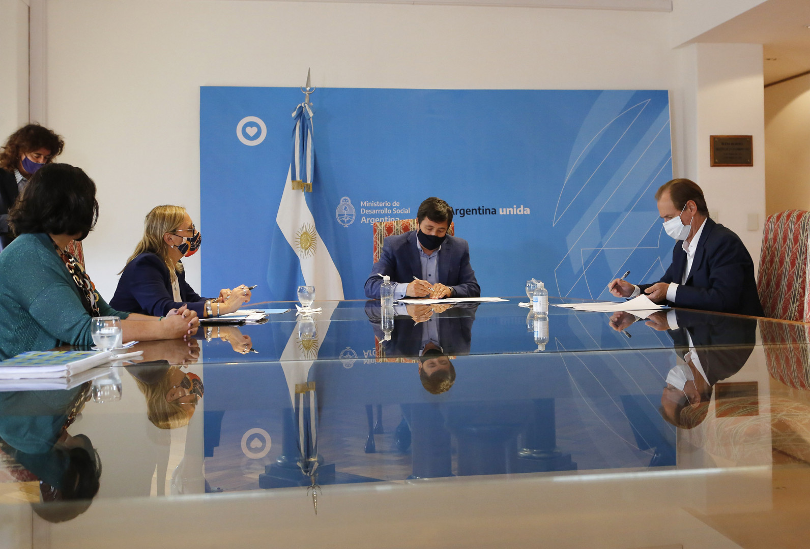 Resultado de imagen para Convenio con Entre Ríos para urbanizar barrios populares