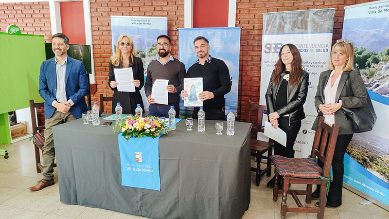 Acuerdo Villa Merlo, de izq a der Jorge Abdala, coord. agencia regional SSSalud San Luis; Paula Martínez, directora nacional de Apoyos y Asignaciones Económicas de la ANDIS; Juan Alvarez Pinto, intendente de Villa de Merlo; Daniel Spadone, gerente de Delegaciones de la SSSalud; Adriana Abedin, subgerenta de Delegaciones de la SSSalud y Silvia De Piero, directora de Políticas de Discapacidad de Villa de Merlo.