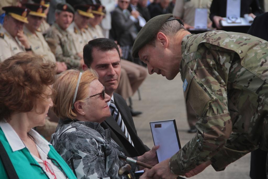 El jefe del Ejército entrega un reconocimiento a la madre del capitán Fiorito