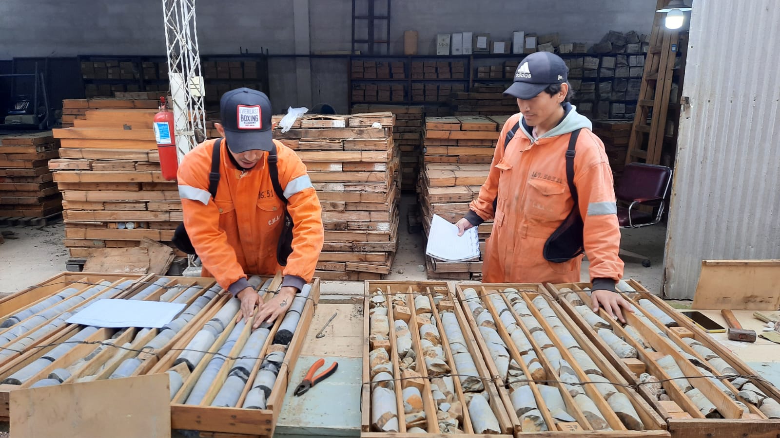 Alumnos de la UNJu trabajando en el registro geológico y la descripción y de testigos de perforaciones