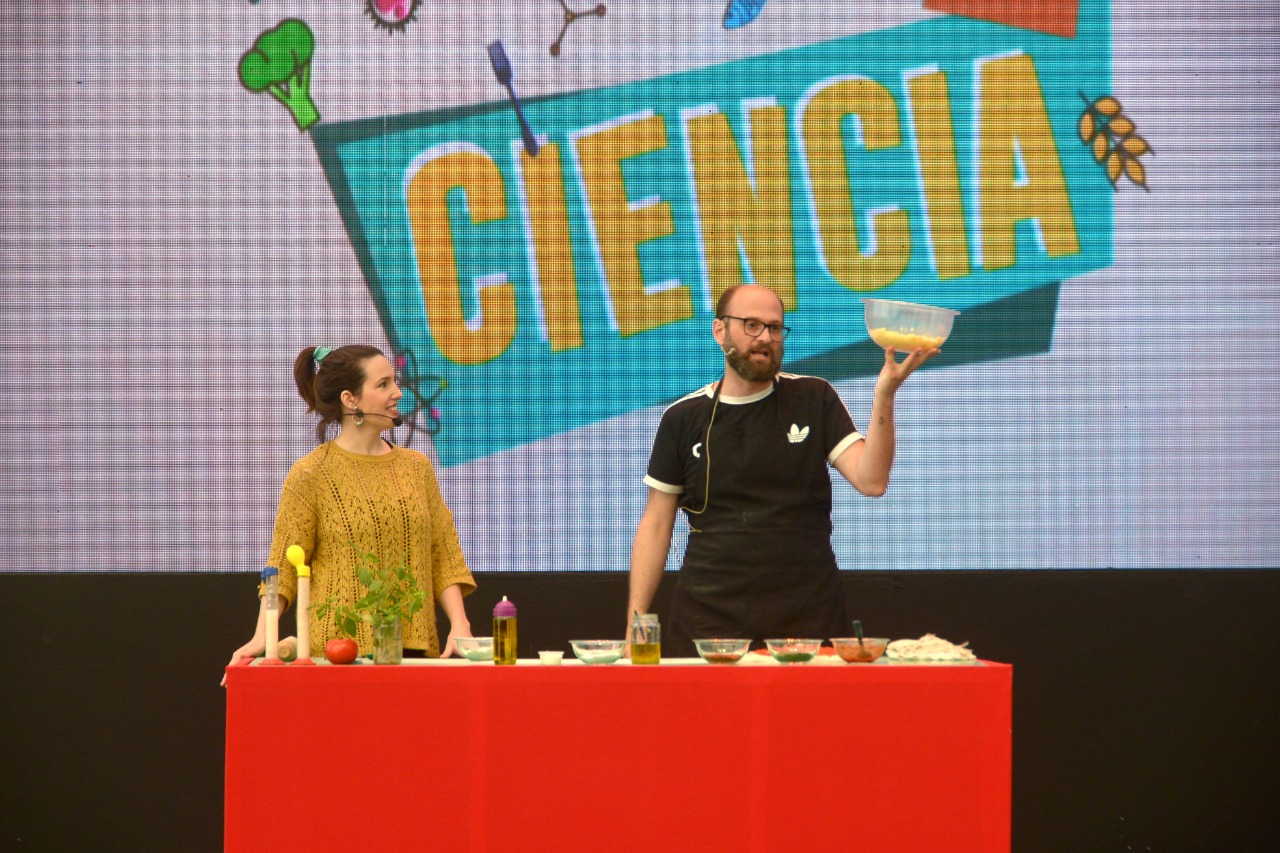 Tecnópolis: dos personas hacen experimentos de ciencia en un escenario. Foto de Alberto Amante.