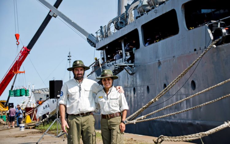 Guardaparques Nacionales Pablo Sugliano y Catalina Martínez rumbo a la Antártida