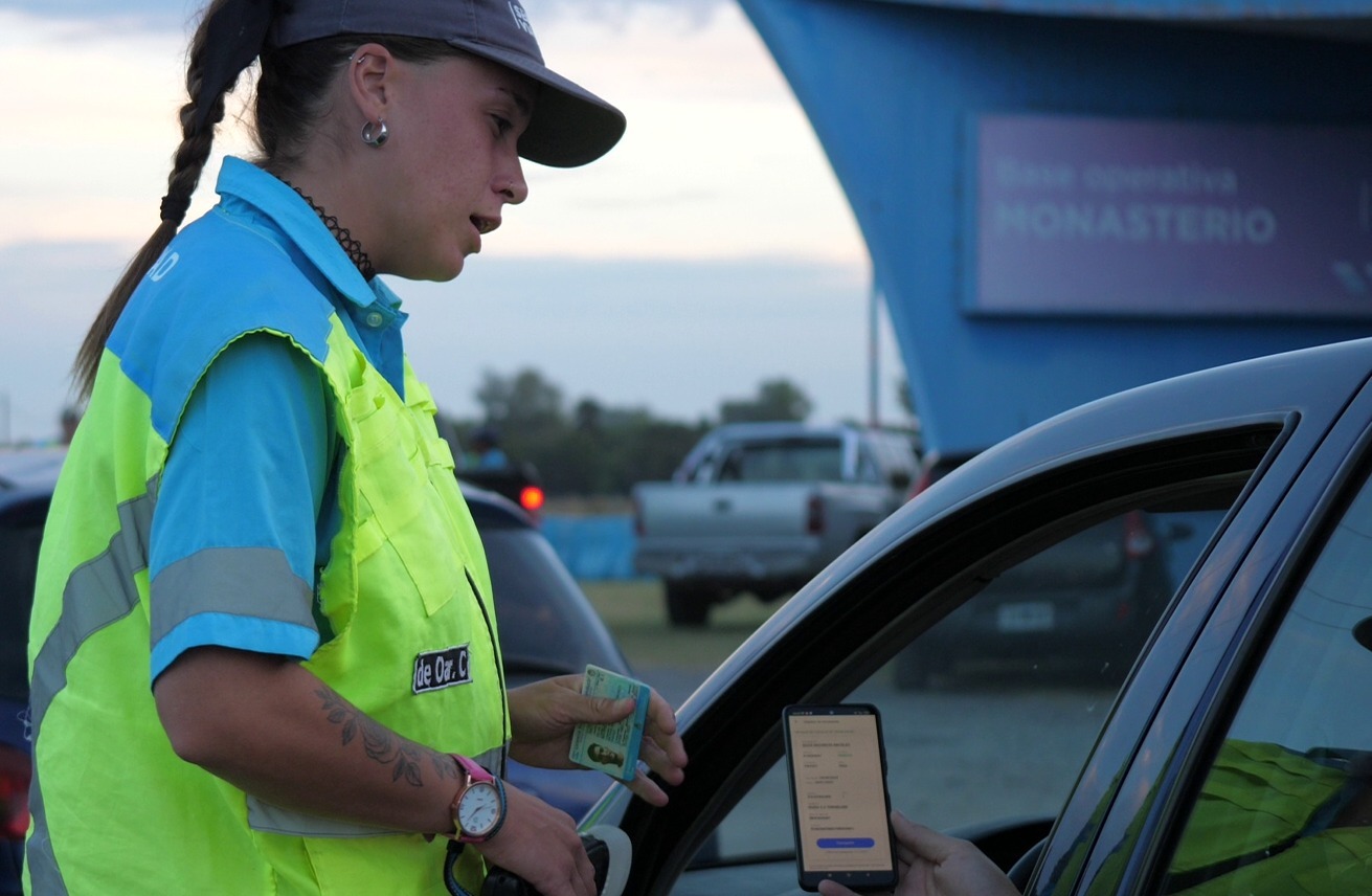 Una agente de la ANSV realiza un control en una ruta nacional.