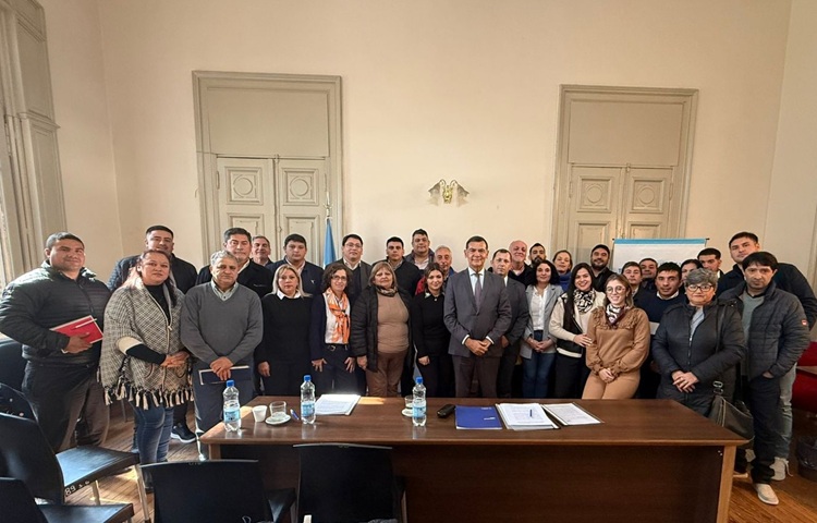 Los Directores de los de los CELs reunidos en una jornada informativa sobre las modificaciones en las Licencias Nacionales de Conducir Profesional. 