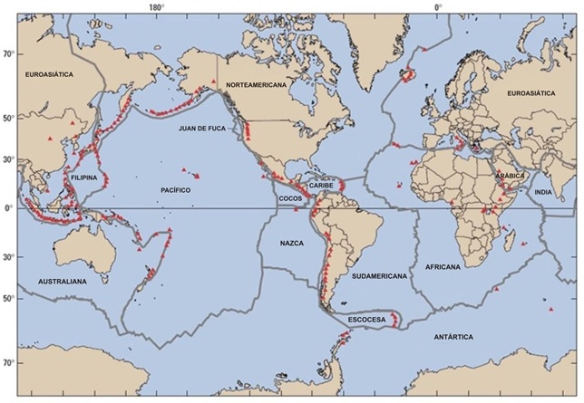 Figura 1: Tectónica de placas y actividad volcánica mundial (triángulos rojos). (Crédito USGS)