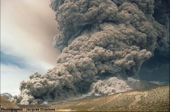 Figura 3: Flujo piroclástico del volcán Láscar. Explosión del 19-abril-1993