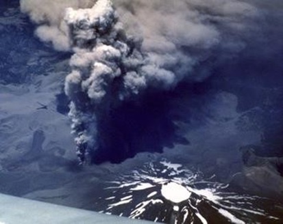 Figura 4: Abajo derecha Volcán Lonquimay con su cráter lleno de hielo