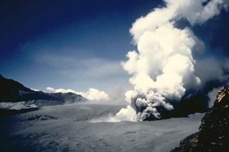 Figura 6: Volcán Peteroa. Penacho de cenizas se eleva del cráter el 11 de febrero de 1991. Foto Moyra Gardeweg, 1991 (Servicio Nacional de Geología y Minería, Chile)
