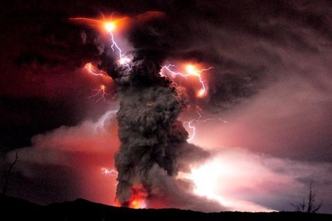 Figura 7: Relámpagos durante la erupción del volcán Puyehue (Chile). 24-06-2012