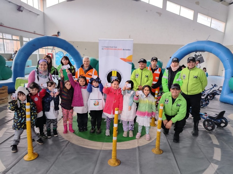 Personal de la Subsecretaría de Seguridad Vial  y niños de escuelas primarias participan de un taller de concientización vial.
