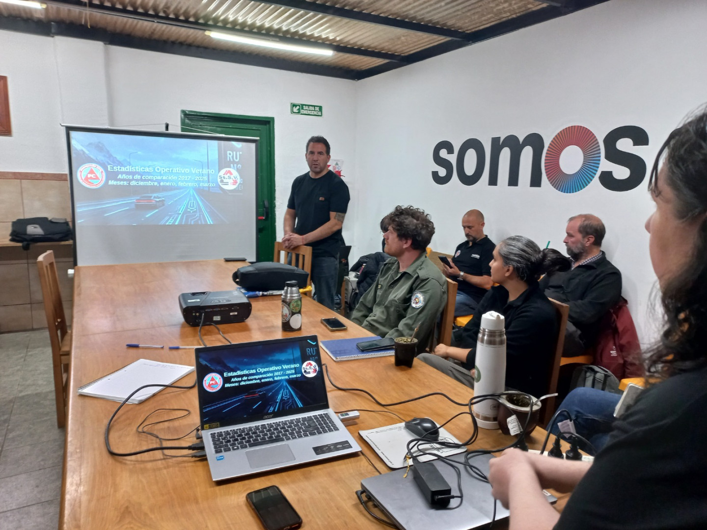 Personal de la Agencia Provincial participa de una reunión de cierre del Operativo Verano Seguro, en el que uno de los presentes realiza una exposición sobre estadísticas del Operativo. 