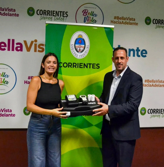 El Subsecretario de Seguridad Vial, Dr. Juan Manuel Saloj, y la Intendente de Bella Vista, Noelia Bazzi, sostienen en sus manos un alcoholímetro, producto de la suscripción del “Convenio Institucional para la transferencia de datos sobre la producción de siniestros viales ocurridos dentro del ejido municipal”.