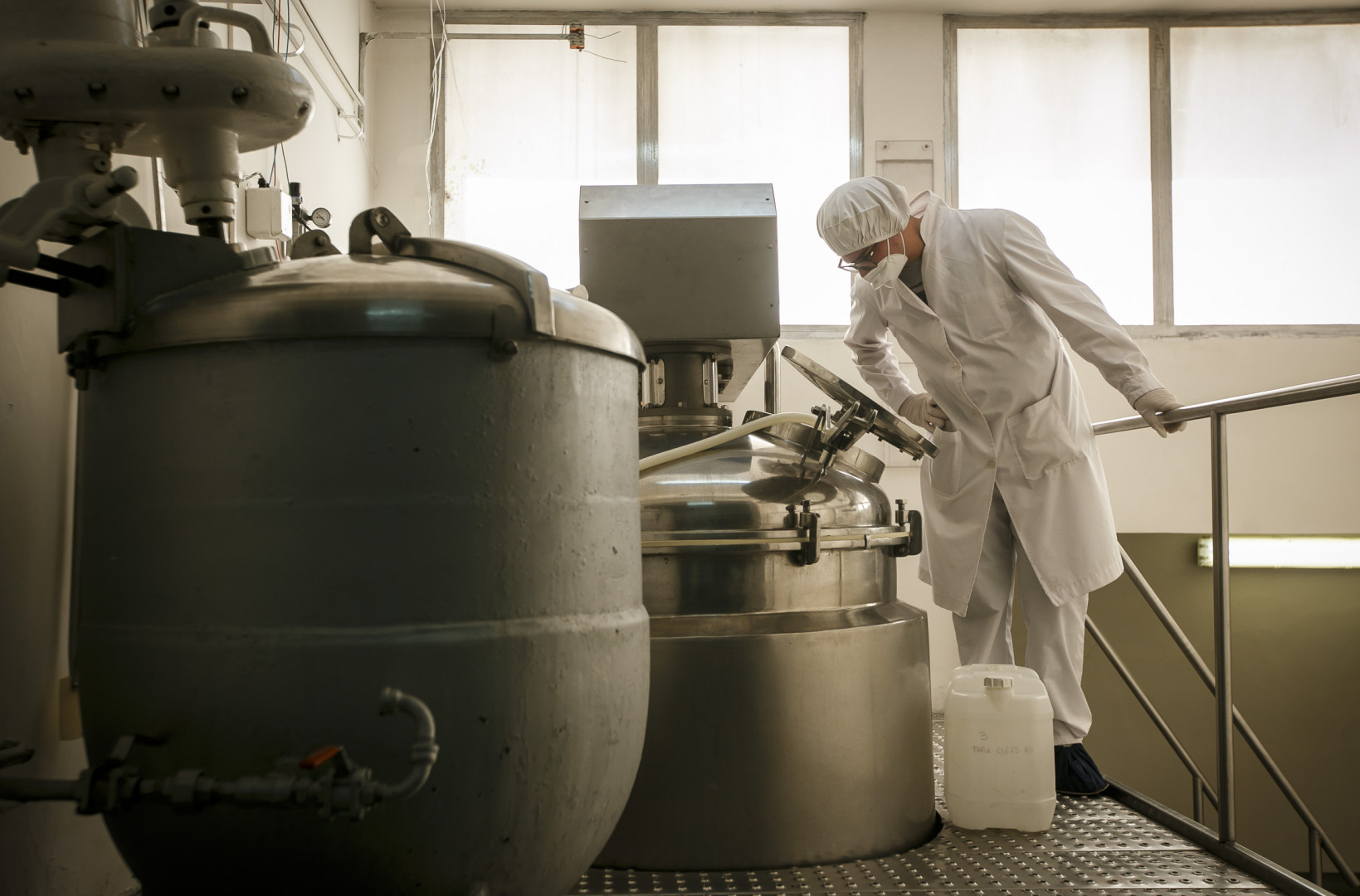 Uno de los trabajadores de Farmacoop operando una máquina. 