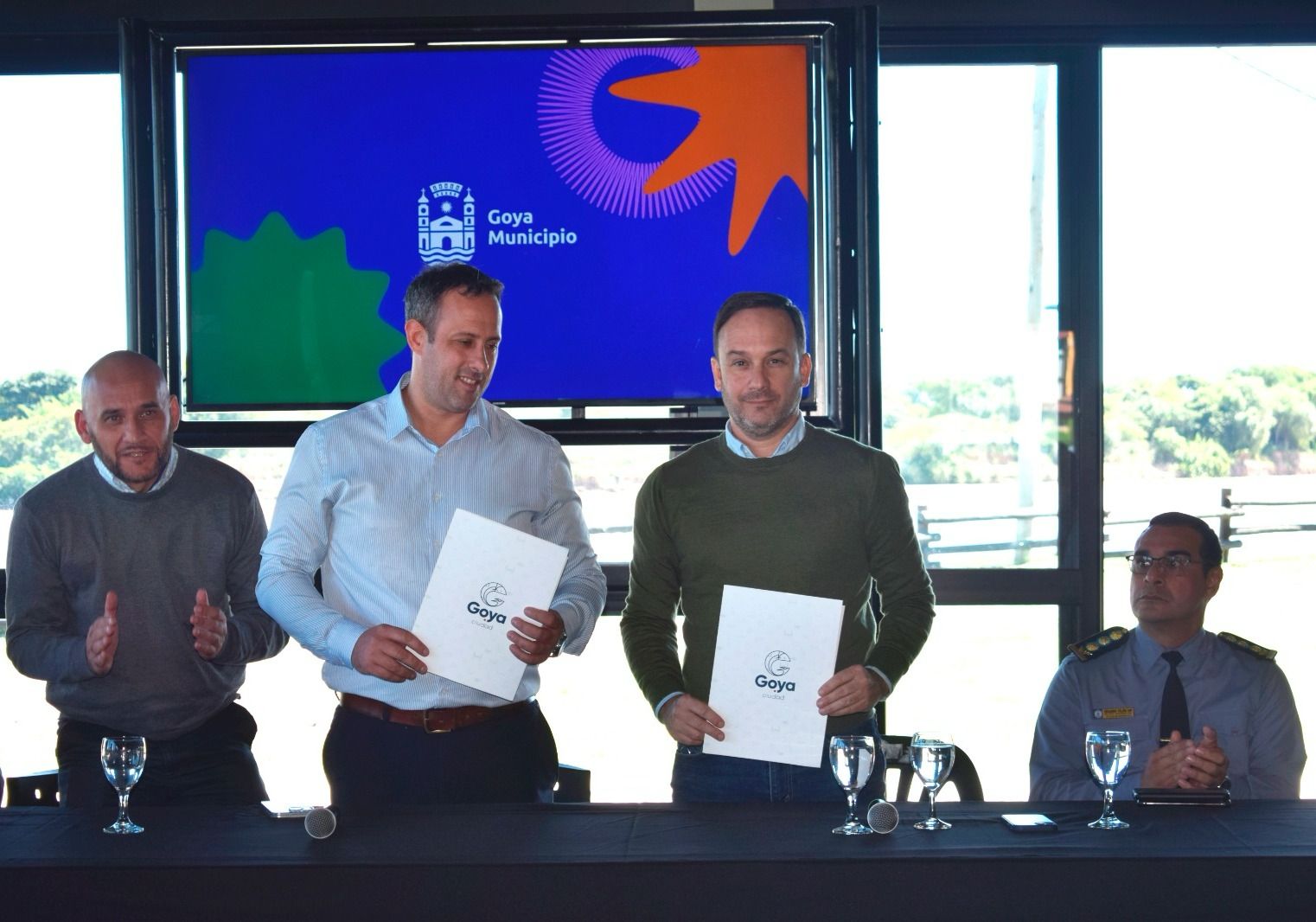 El Subsecretario de Seguridad Vial, Dr. Juan Manuel Saloj, y el Intendente de Goya, Dr. Mariano Hormaechea, sostienen en sus manos el “Convenio de Ayuda Mutua” y el “Convenio de Transferencia de Datos Viales”.