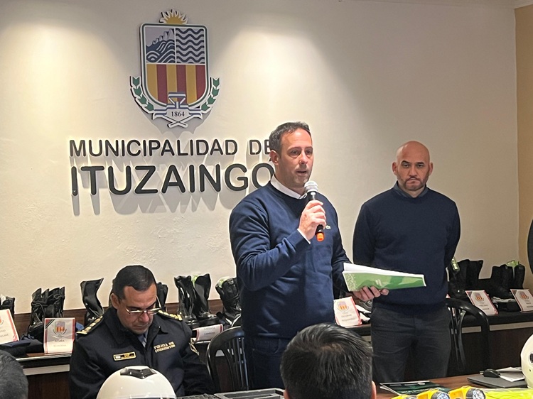 El Dr. Juan Manuel Saloj, diserta en una jornada de trabajo realizada en la ciudad de Ituzaingó.