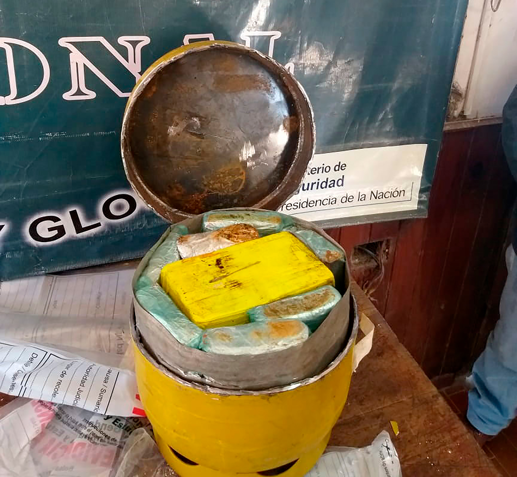 droga oculta en garrafa