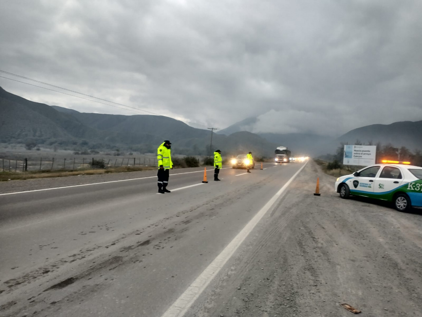 Agentes realizan un operativo de prevención y seguridad vial sobre la Ruta Nacional Nº 9.