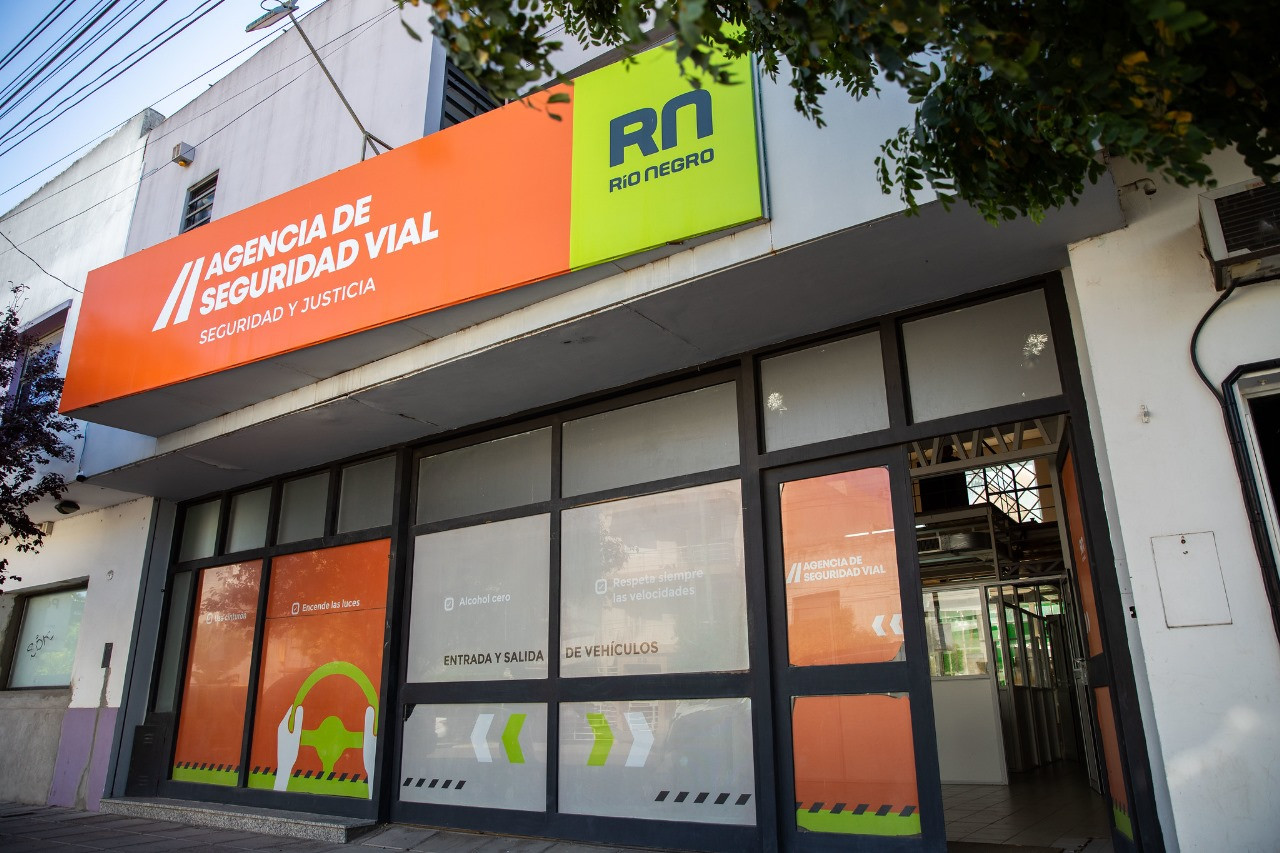Fotografía de la puerta de la Agencia Provincial de Seguridad Vial.