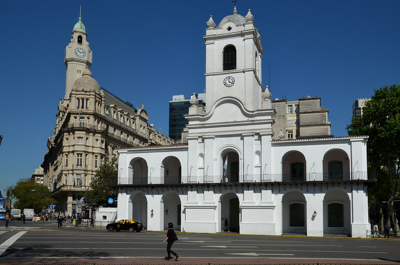 Vista del frente del Cabildo de Buenos Aires desde la Plaza de Mayo