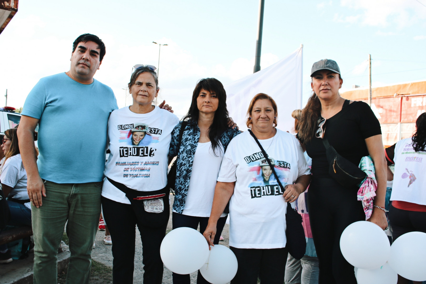 Greta Pena, junto a Darío Arias, Director de Políticas y Prácticas contra la Discriminación, y Julia Amore, trabajadora del INADI, acompañando a la familia de Tehuel de la Torre