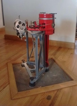 Figura 8: Sismógrafo horizontal Wiechert. Museo de Geofísica (UNAM) – México. Masa del péndulo: 80 kg
