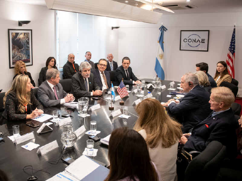 Antes de visitar el Centro Espacial, se reunió con el directorio de la CONAE en Buenos Aires.