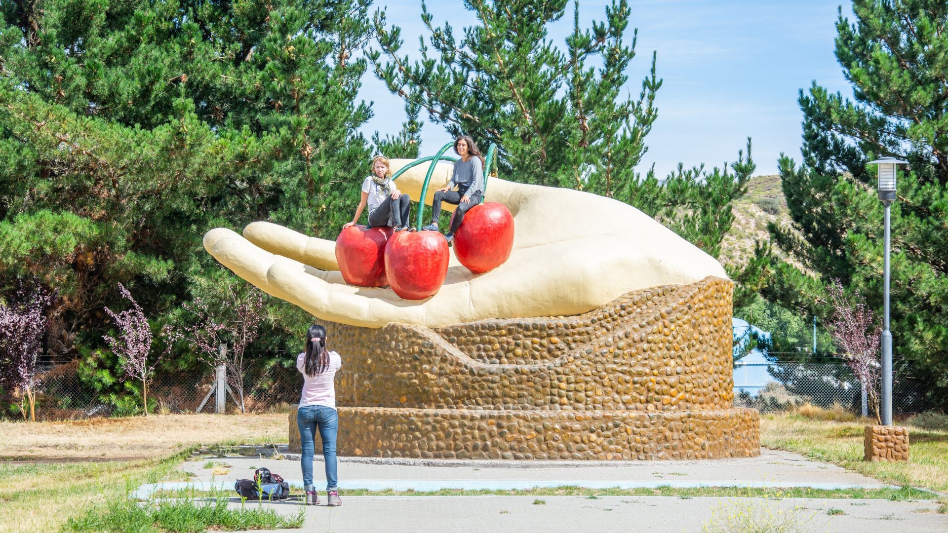 Monumento a la cereza , Los Antiguos