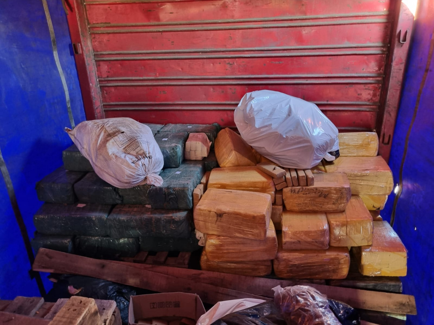 Secuestran más de 2.300 kilos de marihuana en el puente que une Corrientes con Chaco 1 2.341225kg marihuana corrientes 5