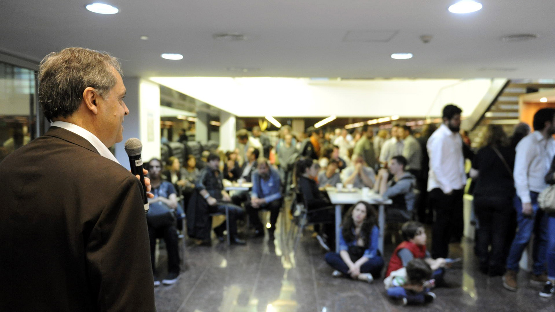 El doctor Julio Durán disertó en el C3. Gentileza: Ministerio de Educación, Cultura, Ciencia y Tecnología