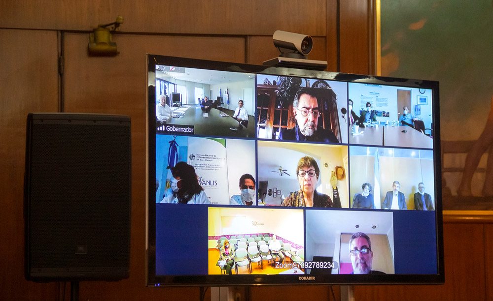 se obseva una pantalla plasma una videoconferencia sobre temática en pacientes recuperados
