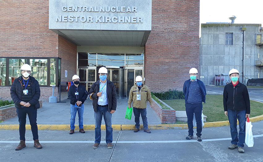 Inspectores durante las actividades de verificación en el Complejo Nuclear Atucha