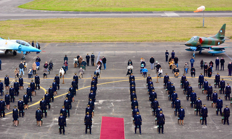 Vista superior de la formación de la Promoción LXXVI de la Escuela de Aviación Militar