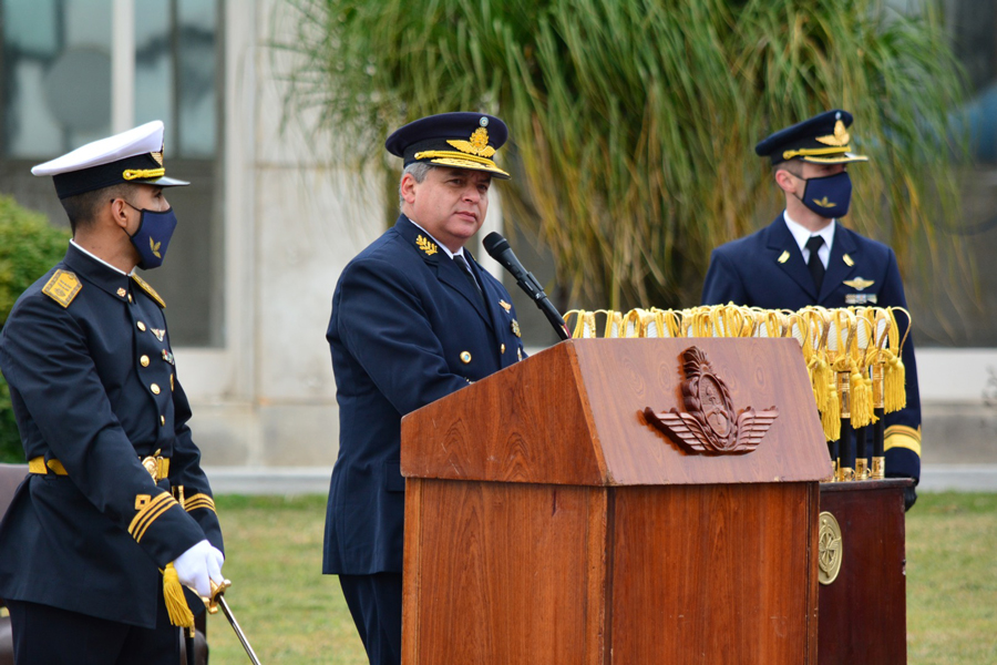 El director de la Escuela de Aviación Militar, brigadier Gustavo Pérez Ortiz, brinda un discurso alusivo al egreso de cadetes