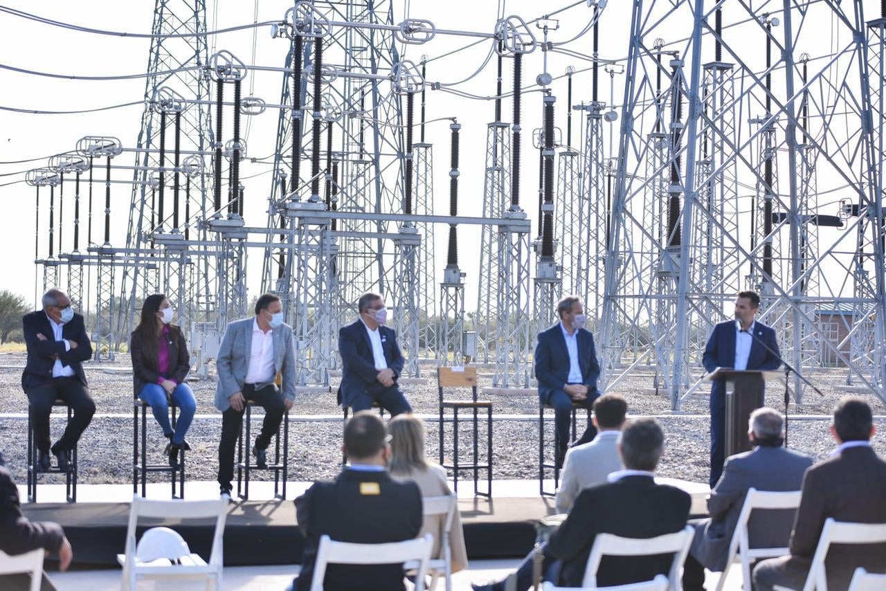Darío Martínez junto a los gobernadores de La Rioja y Catamarca, en la puesta en marcha de mejoras de infraestructura eléctrica
