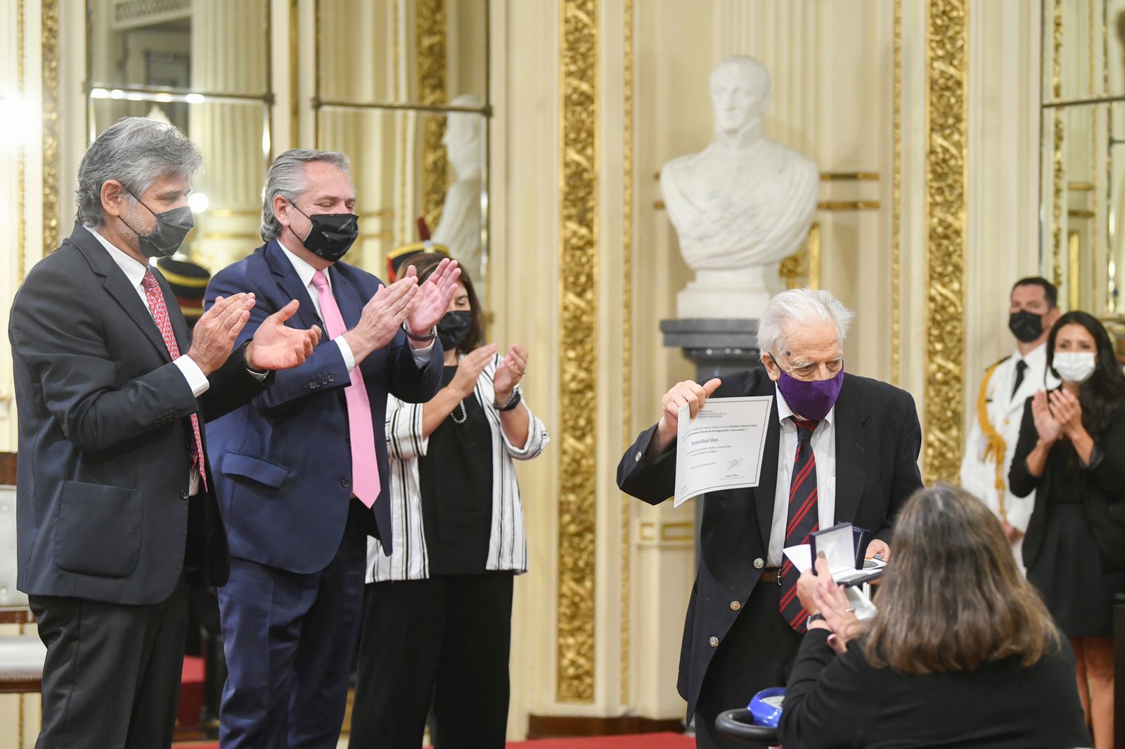 Le président a remis le prix du chercheur argentin de la nation 2021 au scientifique Daniel Raúl Bes pour sa longue carrière en physique nucléaire