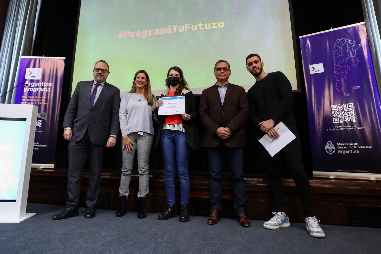 Kulfas delivered more than 120 certificates to young people who were trained in programming