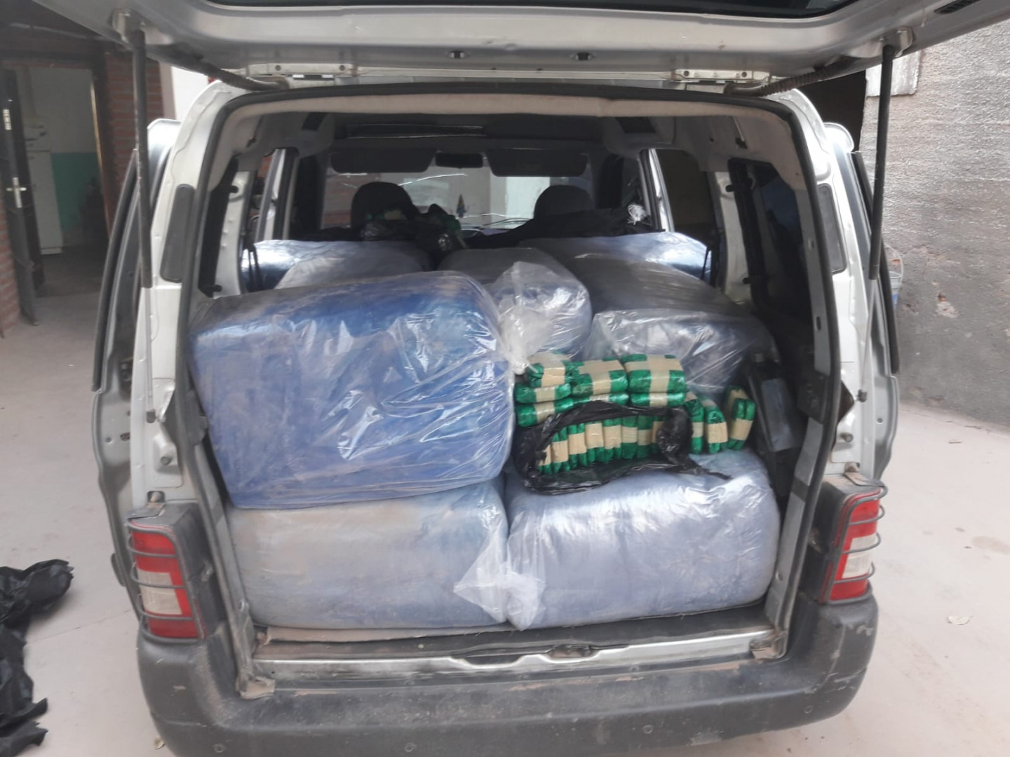 Abandonan un vehículo con 350 kilos de hoja de coca Argentina.gob.ar