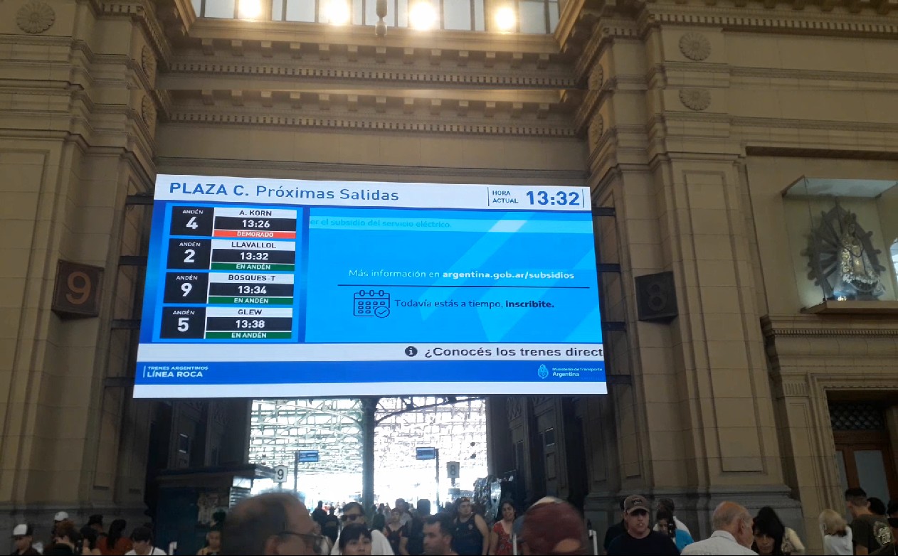 Constitución, una de las estaciones de Trenes Argentinos donde se exhibe un video animado sobre cómo anotarse en el RASE.