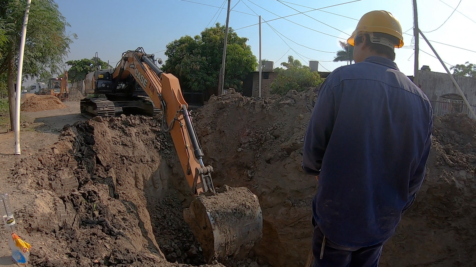 Operario con excavadora realizando trabajos de urbanización en el Barrio Simón Bolívar de Formosa