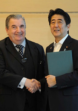 <center><small>El asesor senior del Directorio, Ing. Abel J. González, durante la entrega al ex primer ministro de Japón del estudio realizado por la Nippon Foundation,<br />
tras el accidente nuclear de Fukushima</small></center>