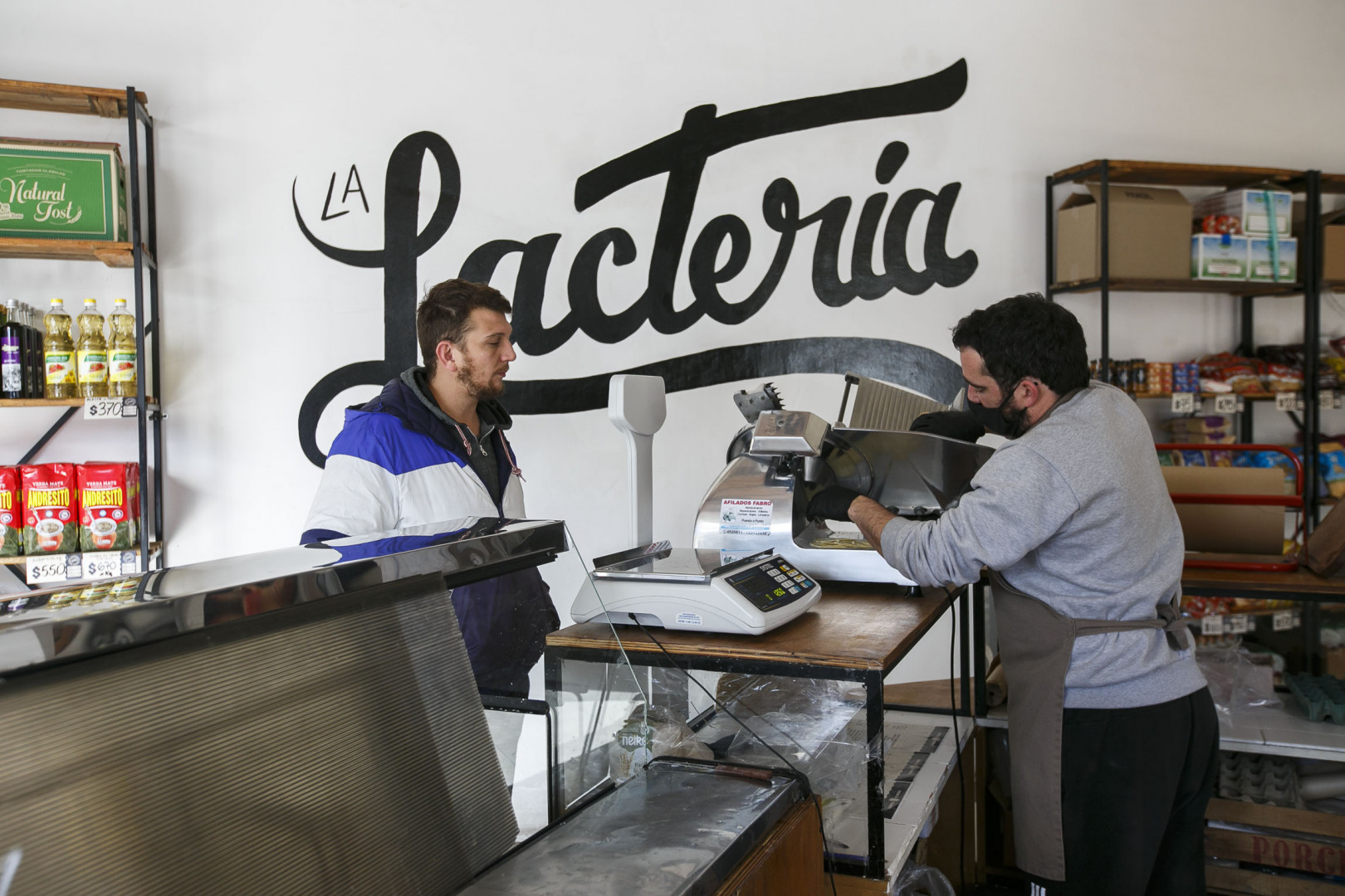 El local de La Lactería con un integrante de la cooperativa atendiendo a un cliente.