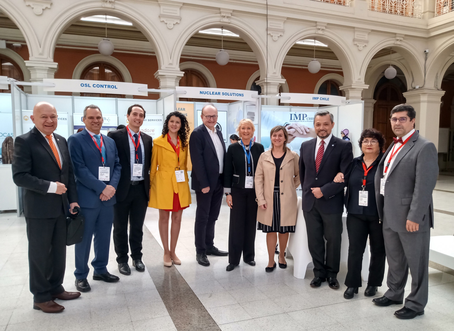 <center><small><i>En el centro: Bernard Le Guen, presidente de la IRPA, y Ana María Bomben, Oficial Ejecutiva de la IRPA,<br />junto al Comité Organizador del Congreso</i></small></center>