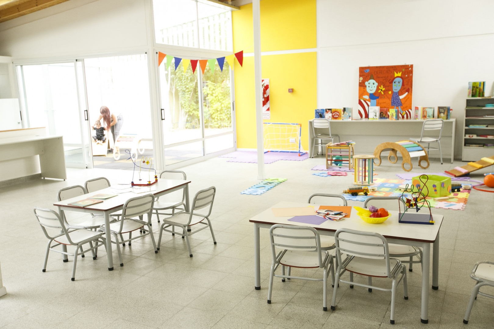 Mesas y sillas blancas a estrenar en el nuevo Espacio de Primera Infancia de Quilmes