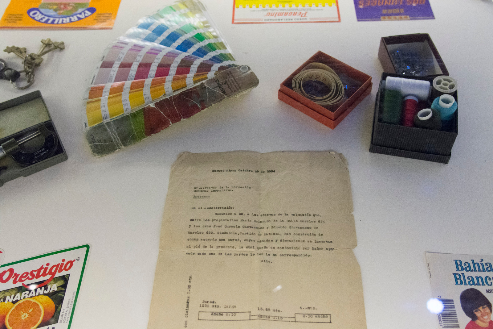 Objetos de trabajo de la imprenta Ficcerd. Parte de la muestra “Imprenteros, de Lorena Vega y Hnos.” en exhibición en la Casa Nacional del Bicentenario.