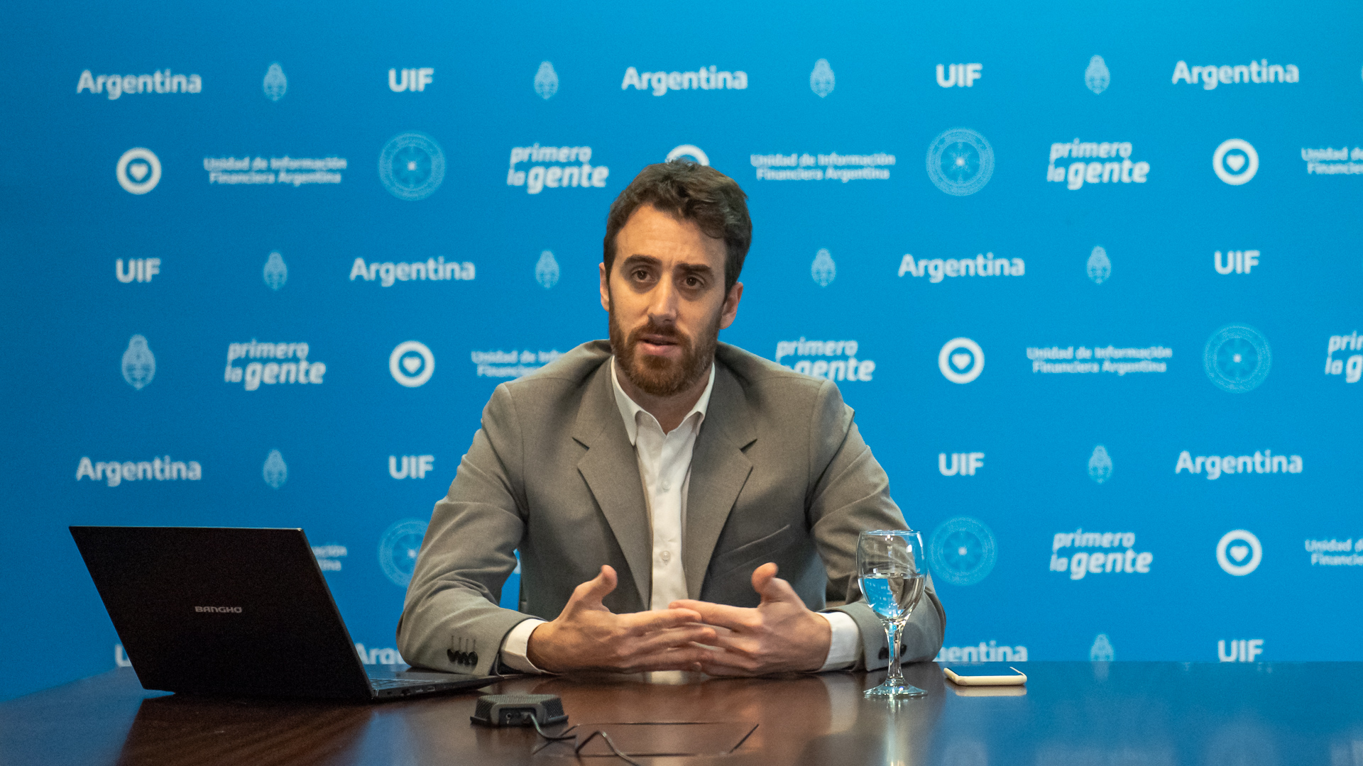 Nicolás Vergara, jefe de gabinete de UIF, durante su exposición acerca del escenario nacional e internacional en materia de prevención del lavado de activos. 