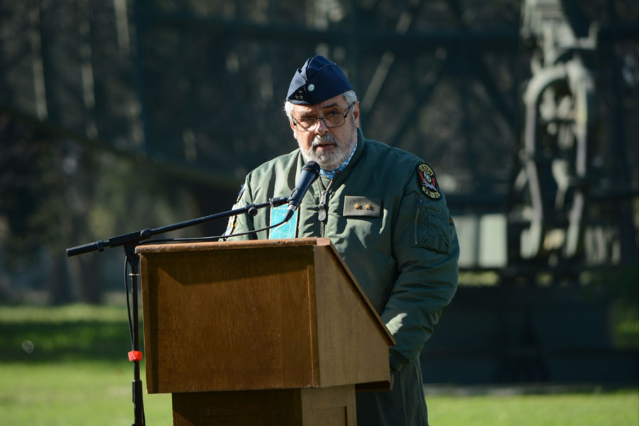 Brigadier Saravia brindando un discurso