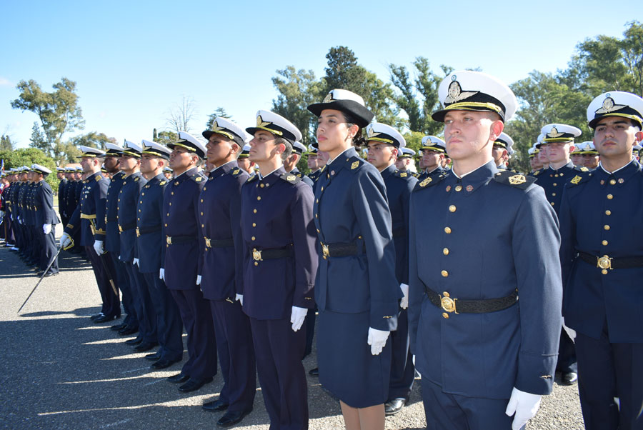 Entrega de sables y uniformes a cadetes de 1er año de la EAM